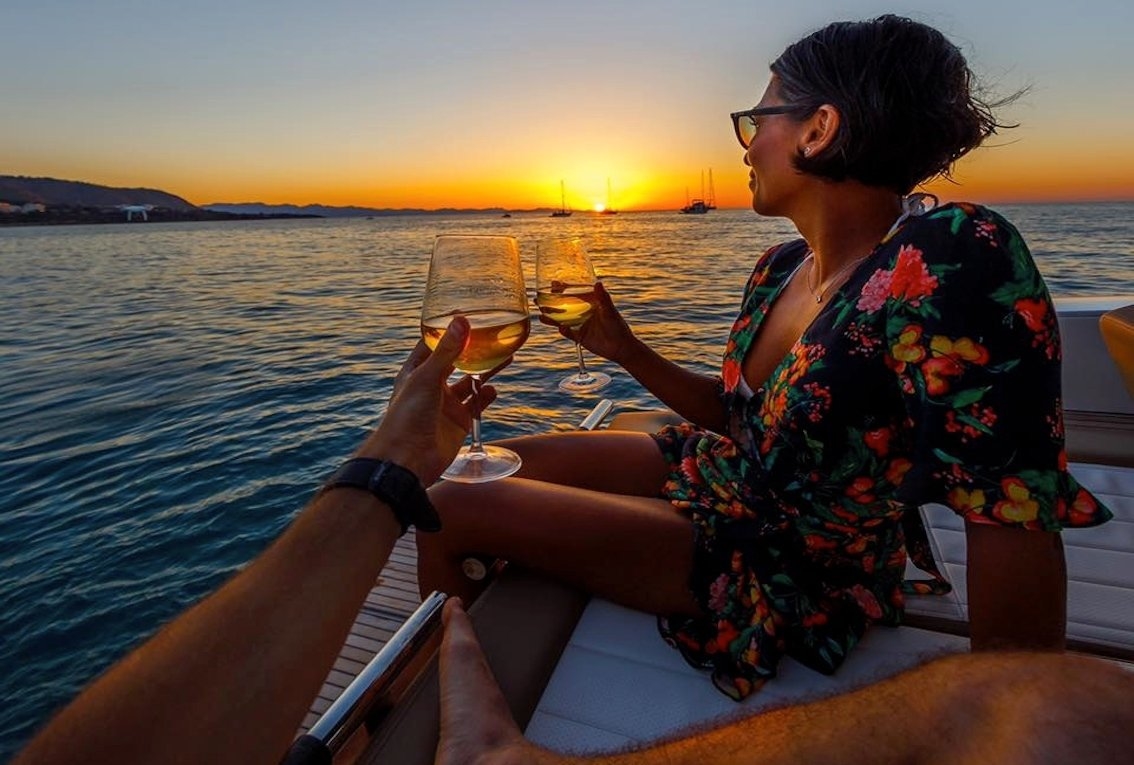 Capri al tramonto in barca da Sorrento — day & night experience