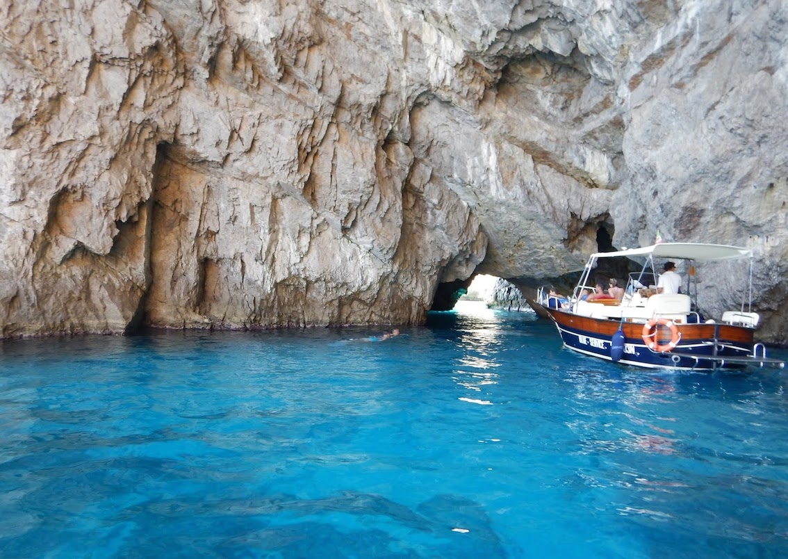 Tour in barca Capri e Grotta Azzurra da Sorrento — gozzo sorrentino lungo la costa
