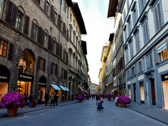 Frantic shopping in Naples