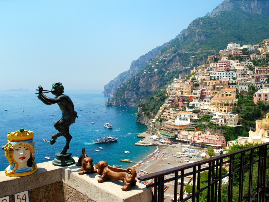 Discover  Positano and Amalfi by boat.