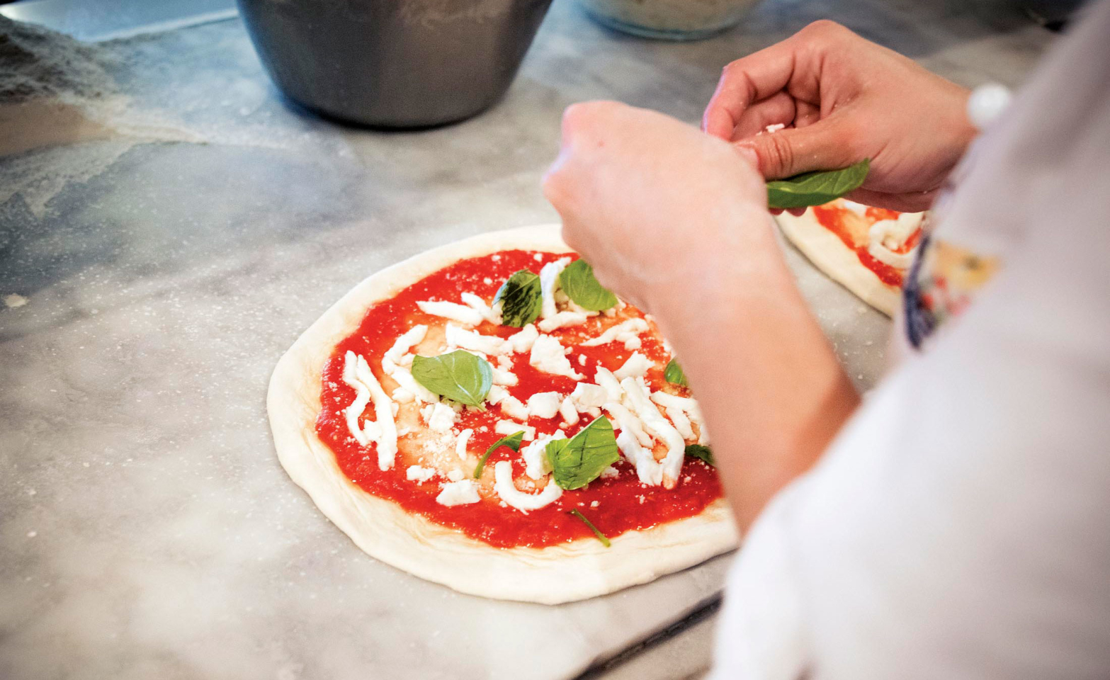 Preparazione della pizza Margherita napoletana